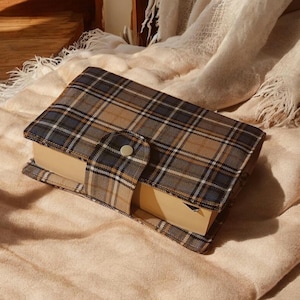 Couverture de livre personnalisée en tartan en tweed marron et beige avec poches, sac de voyage à carreaux, pochette de livre à carreaux avec bouton-pression, jaquette de livre épaisse