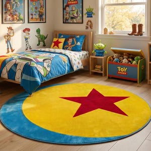 Può includere: Una camera da letto per bambini decorata a tema Toy Story. La stanza presenta un letto con una trapunta di Buzz Lightyear, un tappeto rotondo con una stella rossa e poster di film incorniciati. Un baule dei giocattoli e scaffali sono pieni di giocattoli.