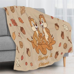Manta de Chip y Dale de Disney: Manta polar beige con diseño de hojas de otoño y nombre personalizado. imagen 4