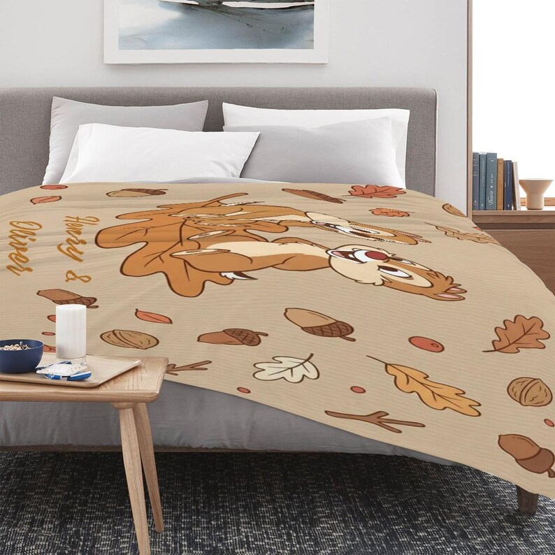 Manta de Chip y Dale de Disney: Manta polar beige con diseño de hojas de otoño y nombre personalizado. imagen 5