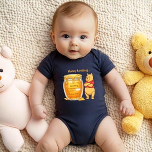 Body niemowlęce Kubuś Puchatek, Hunny Loading, Body z okazji ogłoszenia narodzin dziecka®, Body z okazji ujawnienia ciąży®, Prezent na baby shower Disneya, Prezent dla przyszłej mamy
