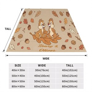 Manta de Chip y Dale de Disney: Manta polar beige con diseño de hojas de otoño y nombre personalizado. imagen 3