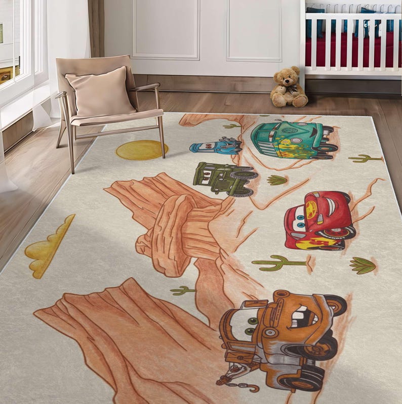 Puede incluir: Una alfombra rectangular que presenta un paisaje des&eacute;rtico con ilustraciones de veh&iacute;culos de dibujos animados, incluyendo un coche de carreras rojo, una gr&uacute;a naranja oxidada, una furgoneta verde y un veh&iacute;culo militar verde sobre rocas.