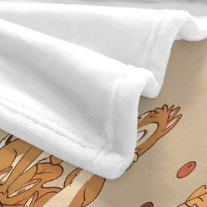 Manta de Chip y Dale de Disney: Manta polar beige con diseño de hojas de otoño y nombre personalizado. imagen 6