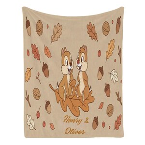 Manta de Chip y Dale de Disney: Manta polar beige con diseño de hojas de otoño y nombre personalizado. imagen 2