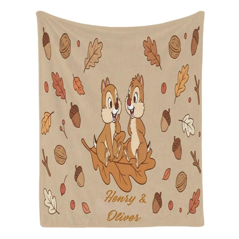 Manta de Chip y Dale de Disney: Manta polar beige con diseño de hojas de otoño y nombre personalizado. imagen 2