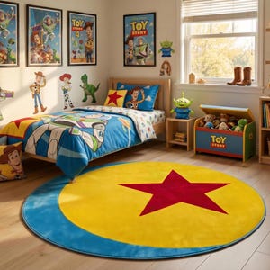 Peut inclure: Un tapis circulaire arborant une grande étoile rouge centrée sur un fond jaune, entouré d'une bordure bleue. Le tapis est posé sur un parquet en bois clair dans une chambre décorée avec de la literie, des affiches et des jouets Toy Story.