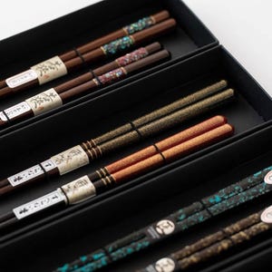 Handgefertigtes Japanisches Essstäbchen Set: Einzigartiges Naturholz-Design (2 Paare)