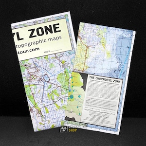 Puede incluir: Tres mapas topográficos de la Zona de Chernóbil. Los mapas presentan información geográfica detallada, con el texto "L ZONE topographic maps tour.com". Los mapas están impresos en papel blanco con una variedad de colores.
