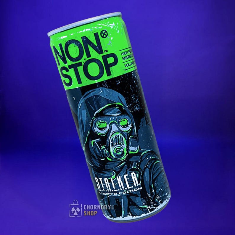 Puede incluir: Una lata de bebida energ&eacute;tica verde y negra con el texto "NON STOP" en letras verdes grandes. La lata presenta un gr&aacute;fico de una persona con m&aacute;scara de gas y la palabra "STALKER". Es una edici&oacute;n limitada.