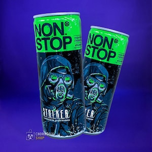 Puede incluir: Dos latas de bebida energ&eacute;tica verdes y negras con el texto "NON STOP" en letras verdes grandes y en negrita. Las latas presentan un gr&aacute;fico de una persona con m&aacute;scara de gas y el texto "STALKER LIMITED EDITION". El fondo es un degradado de azul oscuro a morado.