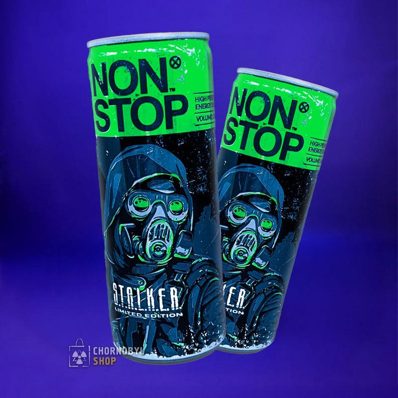 Puede incluir: Dos latas de bebida energ&eacute;tica verdes y negras con el texto "NON STOP" en letras verdes grandes y en negrita. Las latas presentan un gr&aacute;fico de una persona con m&aacute;scara de gas y el texto "STALKER LIMITED EDITION". El fondo es un degradado de azul oscuro a morado.