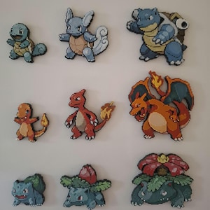 Puede incluir: Nueve imanes de pixel art coloridos con varios personajes de Pokémon. Los imanes incluyen Squirtle, Wartortle, Blastoise, Charmander, Charmeleon, Charizard, Bulbasaur, Ivysaur y Venusaur. Cada imán es un diseño único.