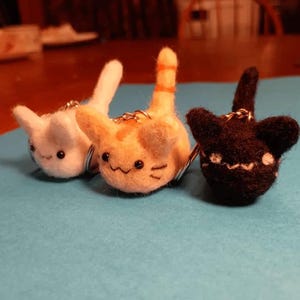 Kawaii Cat Keychain - Handmade Wool Kitty Keyring - Cute Cat Lover Gift - Adorable Key Charm Accessory - Unique Felted Bag Decoration