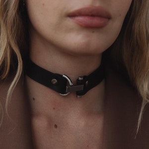 本革チョーカーカラー、調節可能なレザーチョーカー、ハンドメイドレザーチョーカーネックレス、女性用レザーデイカラー、ブラックレザーチョーカー
