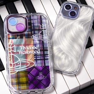 Puede incluir: Dos fundas transparentes para teléfono. Una presenta un diseño de patchwork con patrones de cuadros en amarillo, morado y azul, y el texto "Vivienne Westwood". La otra funda tiene un diseño blanco y ondulado. Ambas fundas tienen un borde transparente.