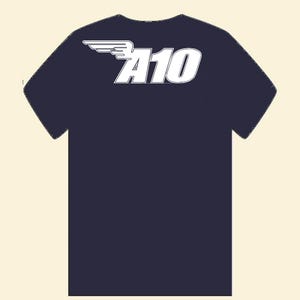 Könnte beinhalten: Ein marineblaues T-Shirt mit einer weißen Grafik eines Flügels und dem Text "A10".