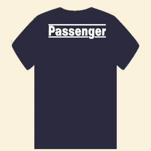 T-shirt passagier auto fiets vliegtuig boot bijrijder piloot vakantie vader moeder echtgenoot broer vrouw zus zwart blauw goud rood geel wit