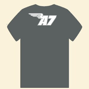 Könnte beinhalten: Ein dunkelgraues T-Shirt mit einem weißen geflügelten Logo, auf dem hinten "A7" steht.