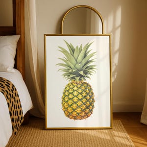 Peut inclure: Impression d'art encadrée représentant une illustration détaillée d'ananas mûr. L'ananas, avec son corps jaune et orange et sa couronne verte, est encadré dans un cadre doré, parfait pour la décoration intérieure.