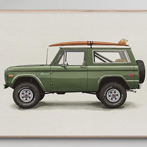 Puede incluir: Un Ford Bronco verde con una tabla de surf en la parte superior. El coche está sobre un fondo blanco.