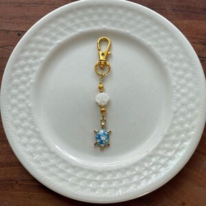 Ocean Treasures: handgemaakte sleutelhanger/tashanger van schildpad en schelp