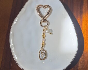 Elegant Rose Charm Keychain: Beaded Heart Clasp Purse Accessory