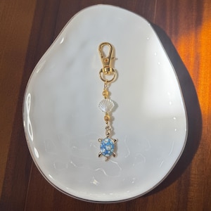 Sea Turtle Bag Charm / Ocean Keychain - Scallop Shell & Gold Beachy Accessory
