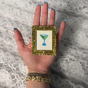 Malowidło akwarelowe Tiny Martini - Oryginalna miniaturowa sztuka w złotej ramie - Dekoracja wózka barowego - Wyjątkowy prezent dla miłośników koktajli - Mała sztuka ścienna