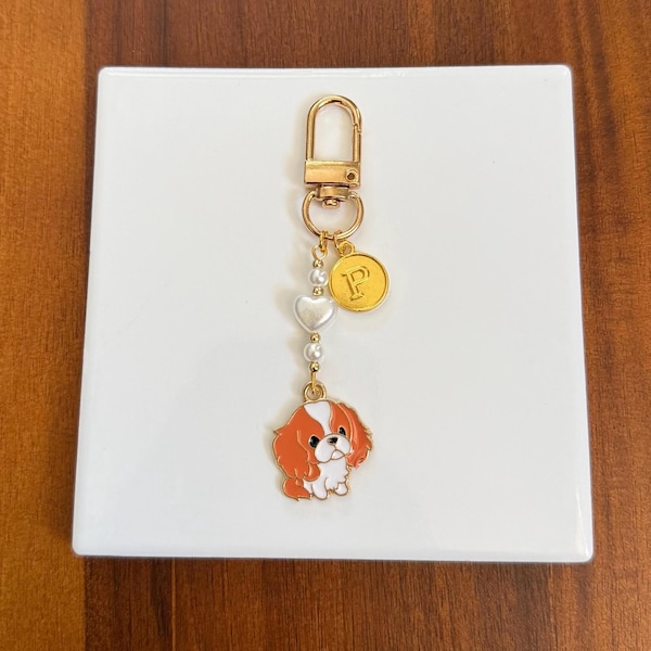 Dije personalizado de Cavalier King Charles Spaniel • Llavero de perro con inicial dorada