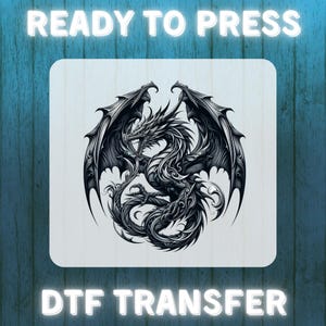 Puede incluir: Un diseño de dragón en blanco y negro detallado sobre un fondo cuadrado de color claro. El dragón presenta escamas y alas intrincadas. Las palabras "READY TO PRESS" y "DTF TRANSFER" están en blanco, con un efecto brillante.