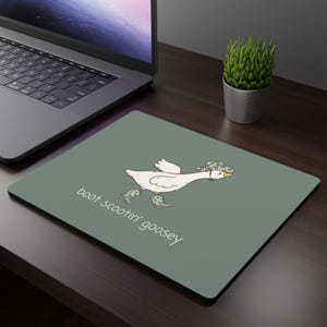 Puede incluir: Un juego de tres tazas de cerámica con un acabado mate moteado. Las tazas son de color crema, gris claro y gris oscuro. Cada taza tiene un diseño simple y minimalista y un asa redondeada. Las tazas están apiladas una encima de la otra.