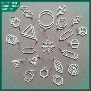 Könnte beinhalten: Eine Sammlung weißer, 3D-gedruckter, minimalistischer Ohrringe in verschiedenen geometrischen Formen, darunter Dreiecke, Sechsecke und Kreise. Die Ohrringe werden vor einem neutralen Hintergrund präsentiert, mit dem Text "3D-printed minimalistic earrings".