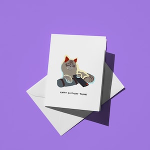 Cartão de aniversário de Touro - Gato cinza fofo assistindo TV com controle remoto, cartão engraçado do zodíaco para amantes de gatos, perfeito para aniversários de Touro