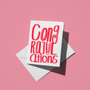 Carte de félicitations - Carte de voeux simple avec texte rouge, parfaite pour les célébrations et les occasions spéciales, carte de voeux faite main