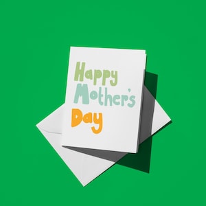 Tarjeta sencilla para el Día de la Madre en fuente verde, azul y naranja: diseño colorido y encantador, regalo perfecto con un mensaje sincero.