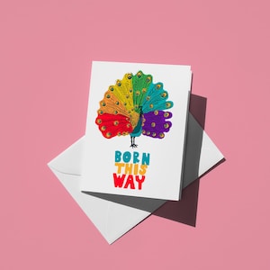 Biglietto d'auguri "Born This Way" con pavone arcobaleno LGBTQ Pride - Divertente stampa artistica sull'orgoglio, un simpatico regalo per amici e familiari.