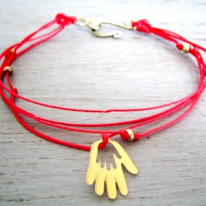 Bracelet rouge Kabbale et breloque main de Hamsa plaquée or 24 carats