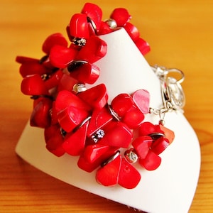 Große mutige klobige rote Koralle Edelstein Statement Armband große mehrstrangige übergroße Naturstein Strand Schmuck OOAK Geschenk für Frau Frauen sie