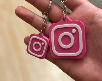 Impulsa tu networking con este llavero NFC para Instagram Business: comparte perfiles al instante y crea tu propia red social personalizada.