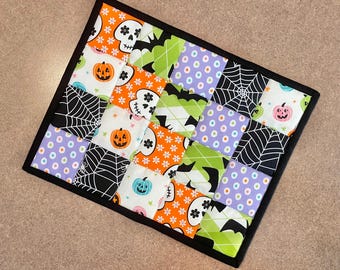 Quilted Halloween mug rug, pieced snack mat.
