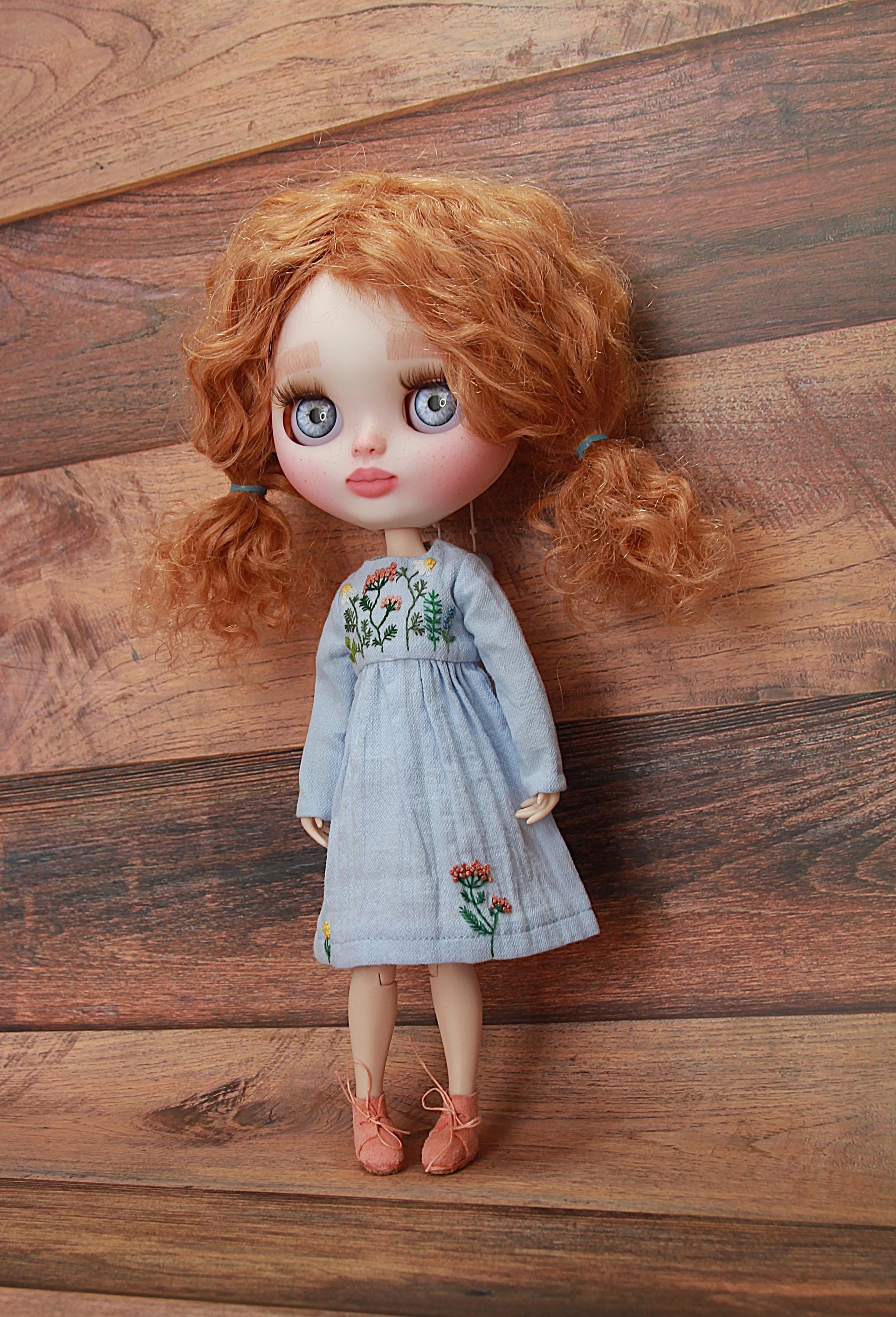 Aangepaste Blythe-pop – Rood krullend haar – Geborduurde blauwe jurk – Sproeten – OOAK – Kunstpop – Klaar voor verzending