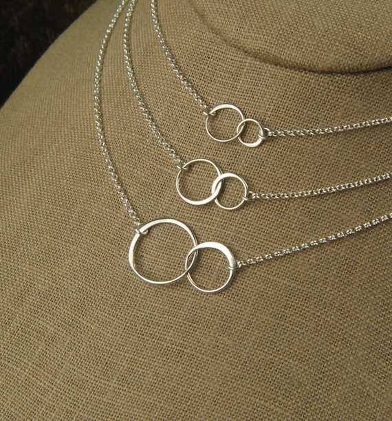 Connected circle necklace deals