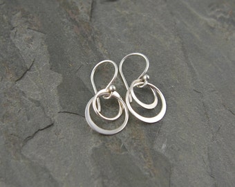 Sterling Silver Entwined Circle Earrings: Interlocking Hoop Links