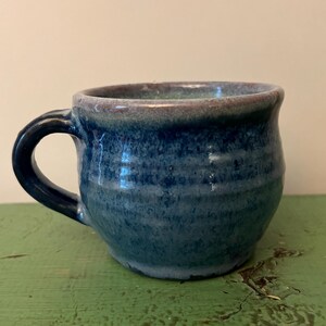 Andy Iventosch Studio Pottery mugg. Blå glasyr. Handgjord keramikkaffekopp