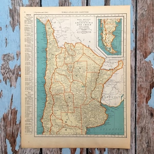 Könnte beinhalten: Eine Vintage-Karte von Argentinien und Chile, gedruckt auf cremefarbenem Papier mit einem hellblauen Rand. Die Karte zeigt die Landesgrenzen, wichtige Städte und Flüsse. Die Karte trägt den Titel "Rand McNally Popular Map of Argentina and Chile".