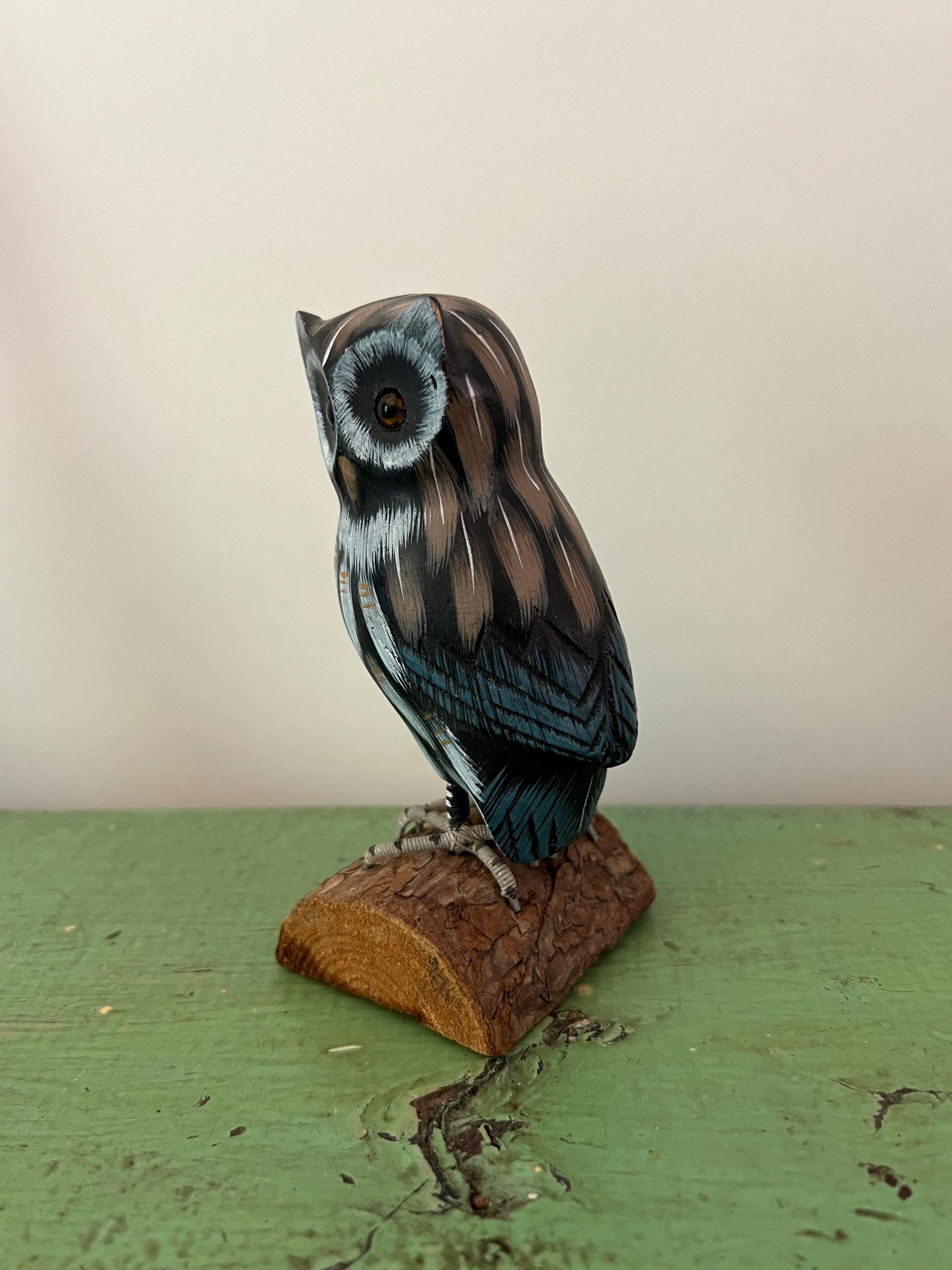 ヴィンテージの手彫りフクロウ像、本物そっくりの木製デコイ（高さ4.75 