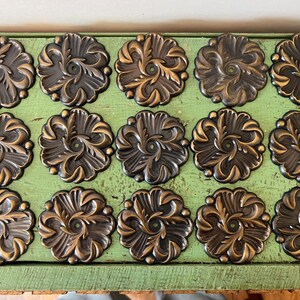 15 placas traseras para pomos de armario. Amerock Provincial Antique English, redondas, con flores estilizadas de bronce de 7,3 cm (2,875"). Herrajes.