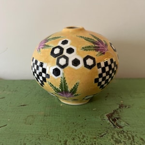 Jarrón de cerámica de estudio vintage. S. Koblentz. Diseño de hojas en damero blanco y negro. Inusual, 10 cm de altura.