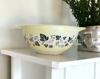 Pyrex Gooseberry Cinderella 1.5 Quart Mixing Bowl. 442 Black on Yellow. Read Description